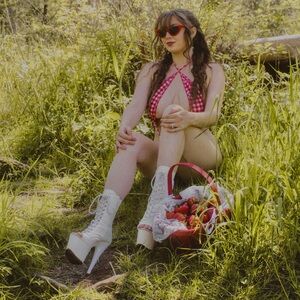 Hi Im Annie, welcome to my virtual wardrobe!